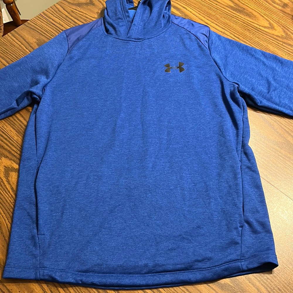Blue Under Armour hoodie with pockets on the side. Size Xl
